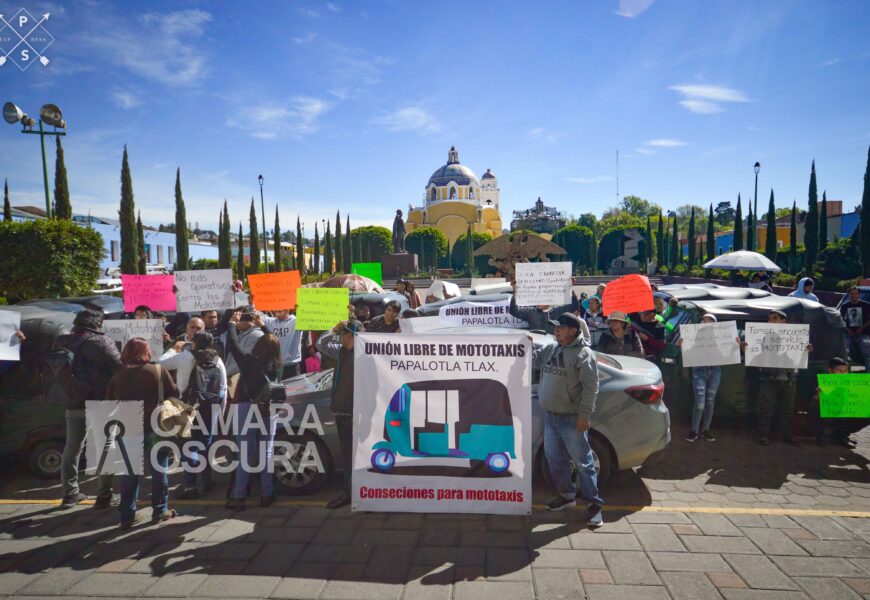 Mototaxistas de Papalotla, se manifestaron frente al Congreso; piden ser tomados en cuenta en la Ley de Movilidad