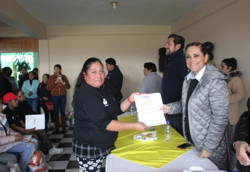 Entrega ITEA certificados de primaria y secundaria en Benito Juárez