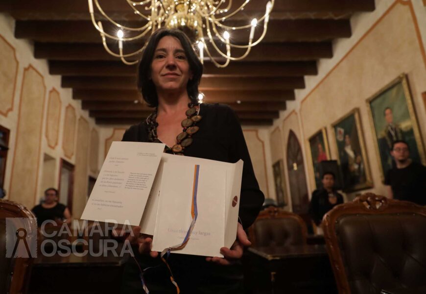 “Unas tiras muy largas” de Candelaria Magliano es una carta amorosa a la ausencia, la pena y el vacío que deja la muerte
