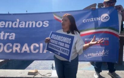 Entregan organizaciones civiles a diputados locales y federales más de 29 mil firmas; piden defender la democracia no despareciendo al INE, como lo pretende AMLO