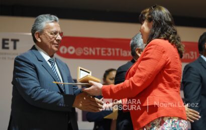 Entrega Gobierno del estado reconocimientos a maestros tlaxcaltecas de la sección 31 del SNTE