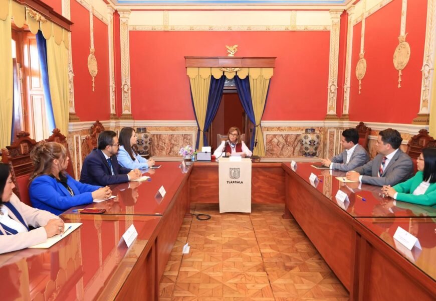 Aumenta gobierno estatal salario y prestaciones a trabajadores de base