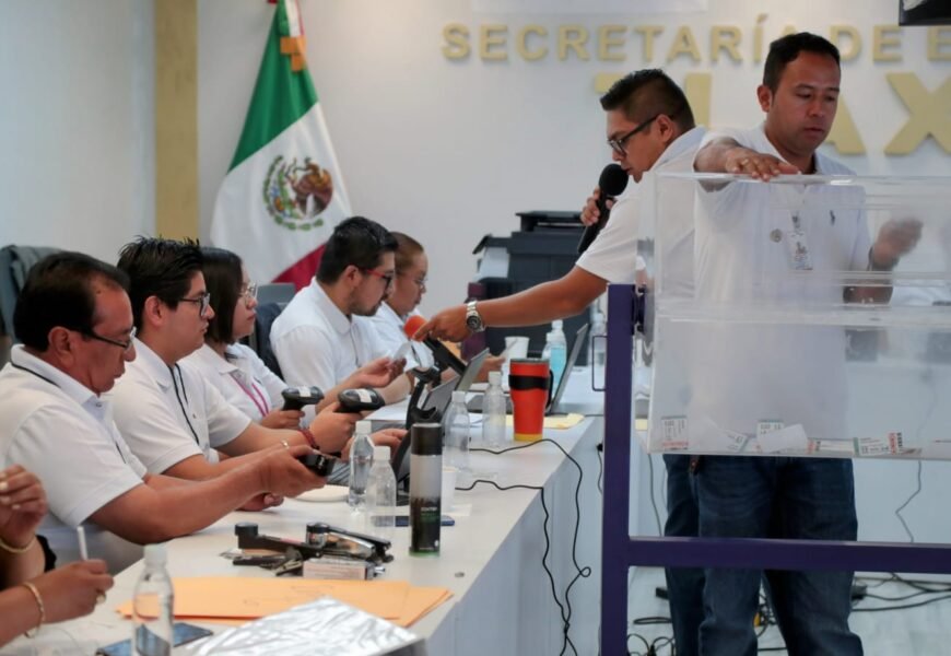 Autoridades educativas realizaron rifa por el día del maestro