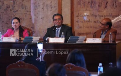 Imparten conferencia sobre salida de las 400 familias en el cabildo capitalino