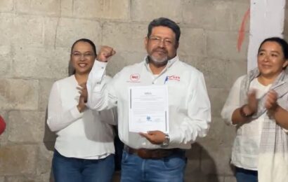 Recibe Juan Ramírez Ávalos constancia que lo avala como Presidente Municipal electo de Xicohtzinco
