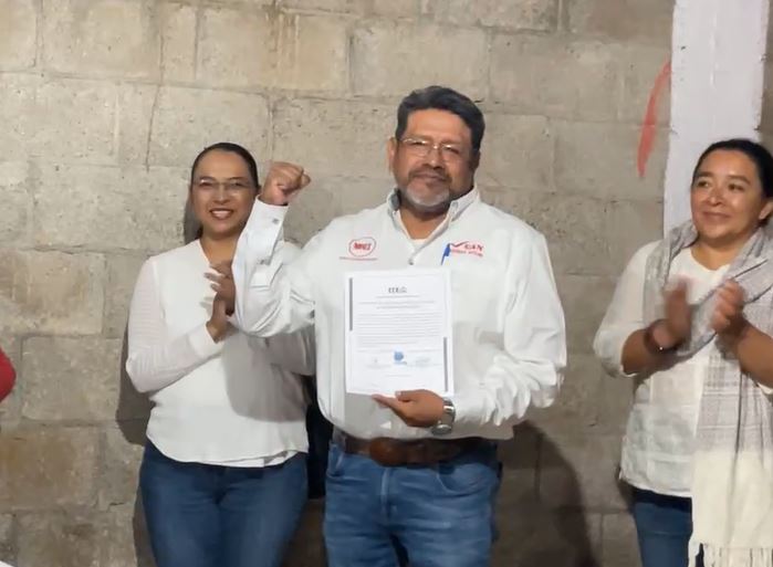 Recibe Juan Ramírez Ávalos constancia que lo avala como Presidente Municipal electo de Xicohtzinco