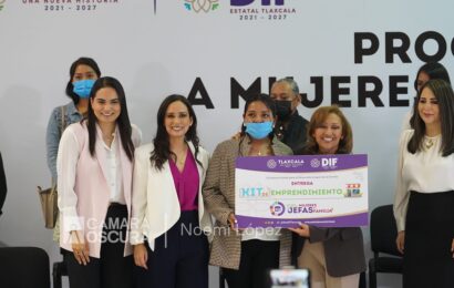 Entregan gobierno y SEDIF paquetes de emprendimiento a mujeres jefas de familia