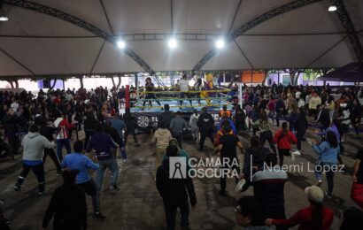 Jóvenes, familias y adultos mayores disfrutan de sesión masiva de boxeo fitness