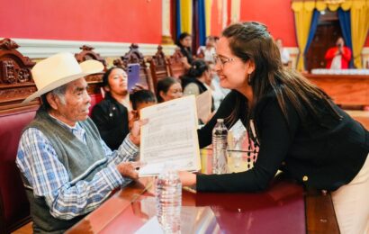 Entrega Fernanda Espinosa de los Monteros resoluciones de aclaraciones gratuitas de actas de nacimiento a adultos mayores