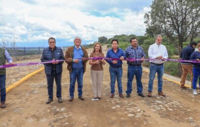 Entrega Cuéllar Cisneros obra pública en Totolac y Apizaco