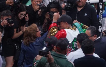 Entrega gobernadora cinturón de oro al pugilista mexicano Miguel Berchelt
