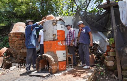 Alfareros de Tenexyecac realizan quema con esmaltes libres de plomo