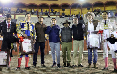 Angelino de Arriaga Triunfa en la Corrida de Toros en Apizaco; Alcalde Javier Rivera Entrega Premios