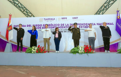Lorena Cuéllar entrega fuego simbólico de Independencia a los municipios de Tlaxcala