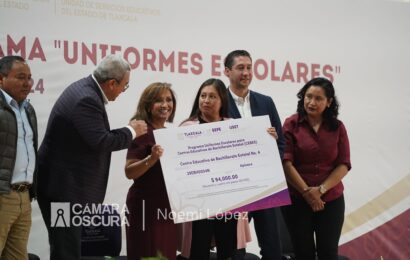 Gobernadora entrega apoyos del programa uniformes escolares gratuitos