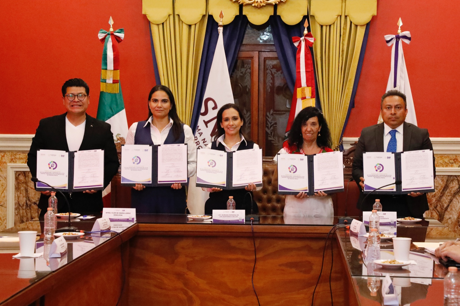 Firma del convenio entre el SNDIF y el CRI-Escuela, fortaleciendo la rehabilitación en Tlaxcala.
