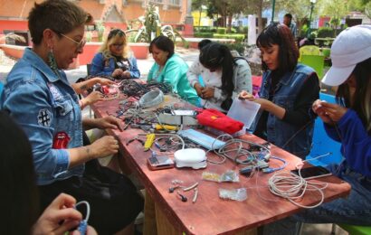 La Colmena invita a reflexionar sobre el consumo de la moda, reparando prendas y acompañados de té
