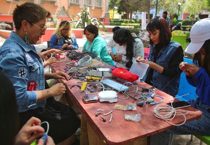 La Colmena invita a reflexionar sobre el consumo de la moda, reparando prendas y acompañados de té