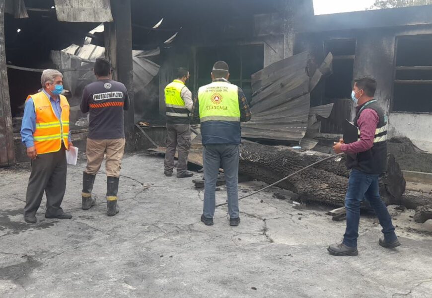 Sofocan incendio de fábrica en Calpulalpan
