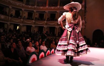 Invitan a la cuarta muestra de vestidos y atuendos de damas charras en homenaje a Aida Cuevas