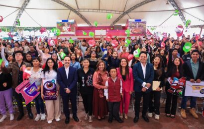 Entrega Gobernadora apoyos a jóvenes tlaxcaltecas