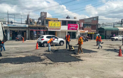 Avanza bacheo en calles de Apizaco pese a condiciones climáticas