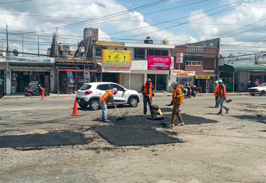 Avanza bacheo en calles de Apizaco pese a condiciones climáticas
