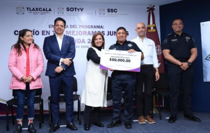 Gobernadora entrega apoyos para vivienda a policías de Tlaxcala