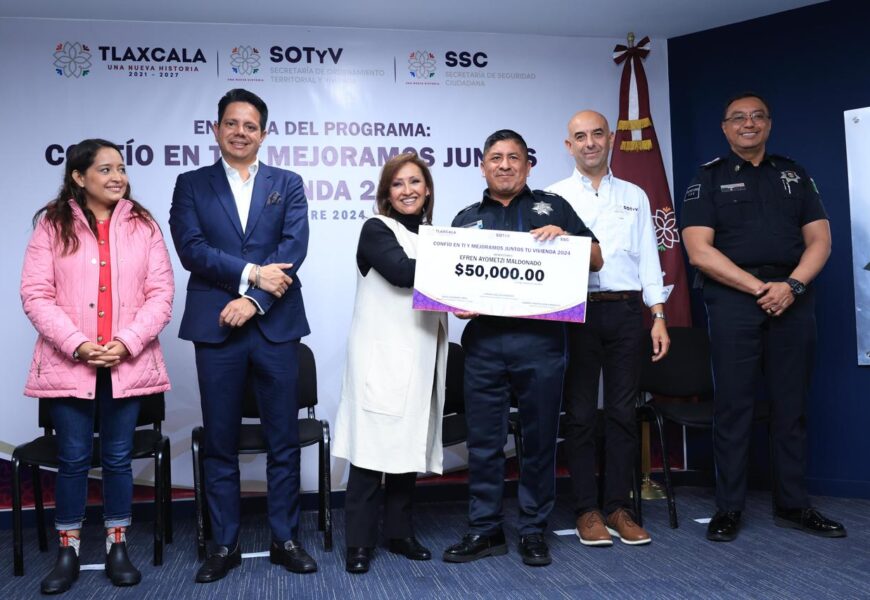 Gobernadora entrega apoyos para vivienda a policías de Tlaxcala