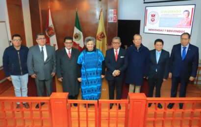 UATx recibe a Beatriz Paredes como catedrática Universitaria