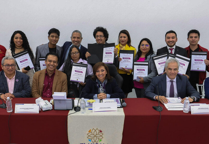 Entrega de reconocimientos a docentes tlaxcaltecas