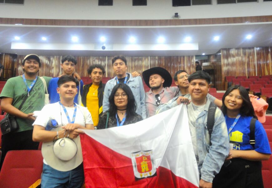 Estudiantes de la UATx destacan en encuentro de historia