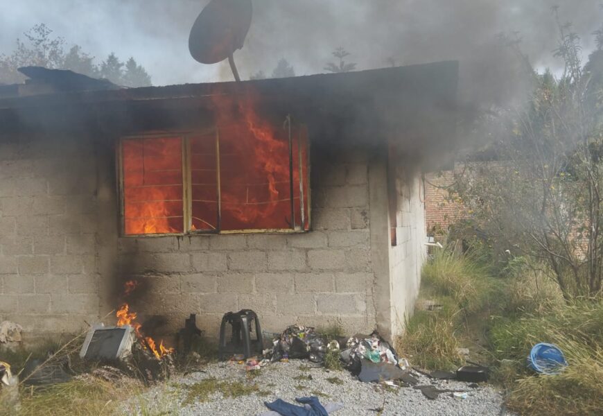 Protección Civil controla incendio en San Sebastián Atlahapa