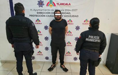 Autoridades municipales aseguran a un hombre por robo vehicular