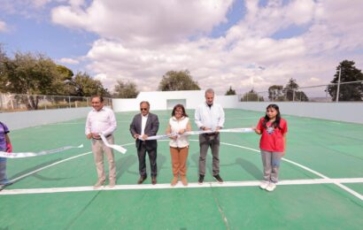 Gobernadora entrega rehabilitación de cancha fútbol en Tocatlán