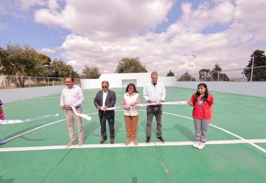 Gobernadora entrega rehabilitación de cancha fútbol en Tocatlán