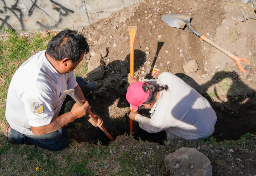 Fugas de agua en La Loma Xicohténcatl y San Isidro reciben atención