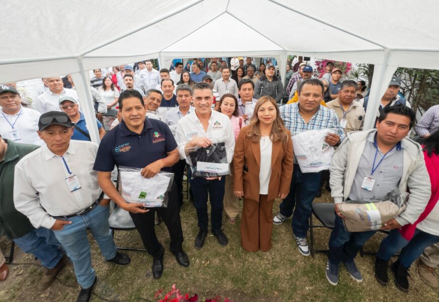 Entrega de uniformes a trabajadores de CAPAM en Tlaxcala