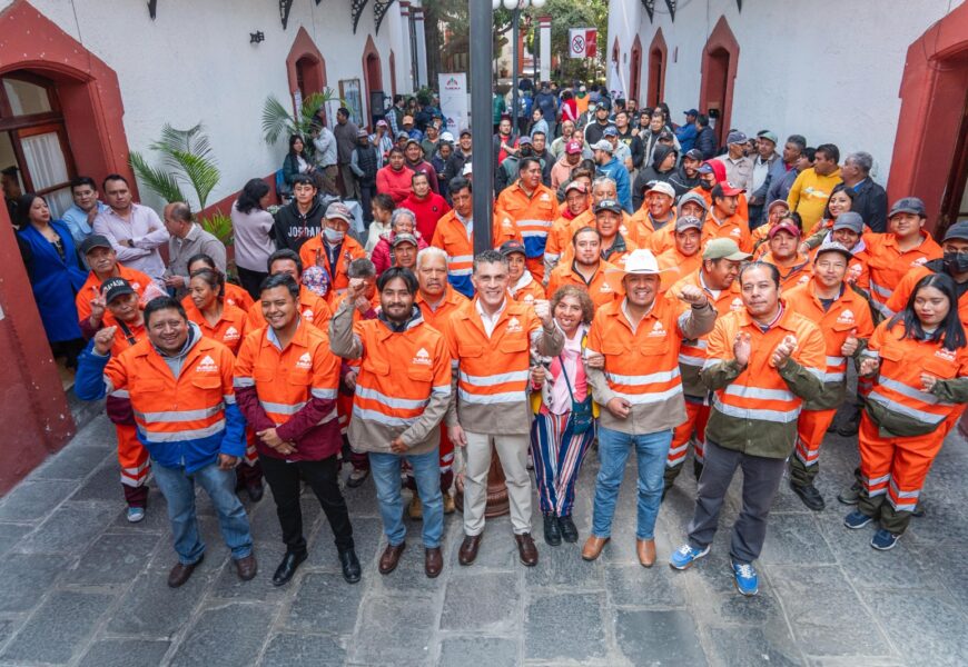 Tlaxcala capital entrega uniformes a personal de servicios públicos