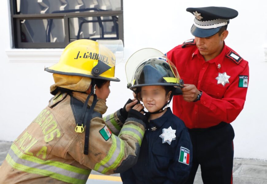 Maribel, niña de 8 años cumple su sueño de ser policía honorifica