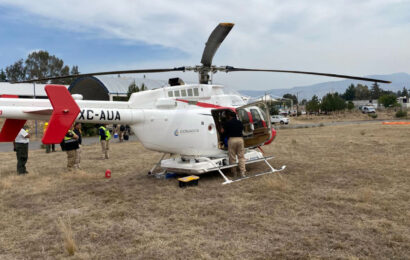 Helicóptero de CONAGUA refuerza incendio Atltzayanca