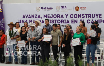 Gobernadora entrega apoyos al campo en Contla