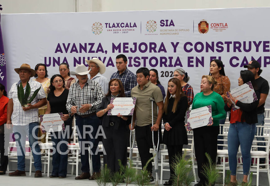 Gobernadora entrega apoyos al campo en Contla