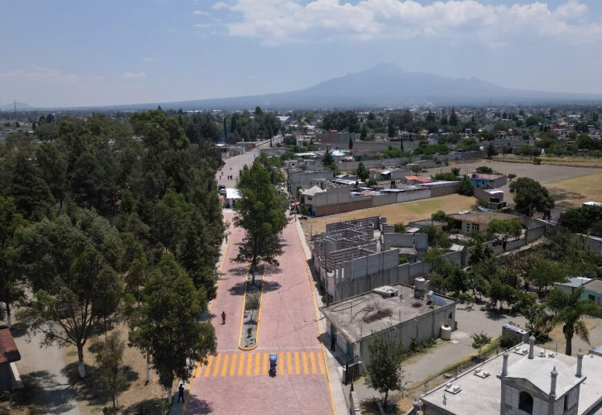 Pavimentación en Ayometla mejora movilidad
