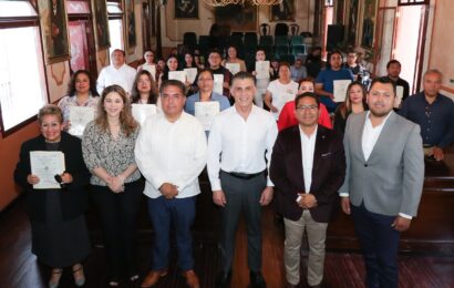 Alfonso Sánchez entrega de constancias en atención ciudadana