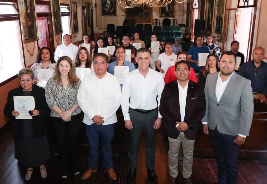 Alfonso Sánchez entrega de constancias en atención ciudadana