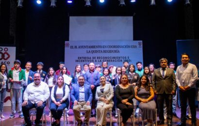 Reconocen gobierno de Apizaco a estudiantes con incentivos económicos