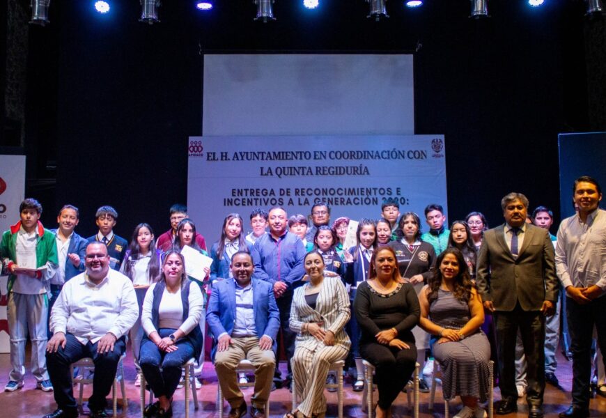 Reconocen gobierno de Apizaco a estudiantes con incentivos económicos