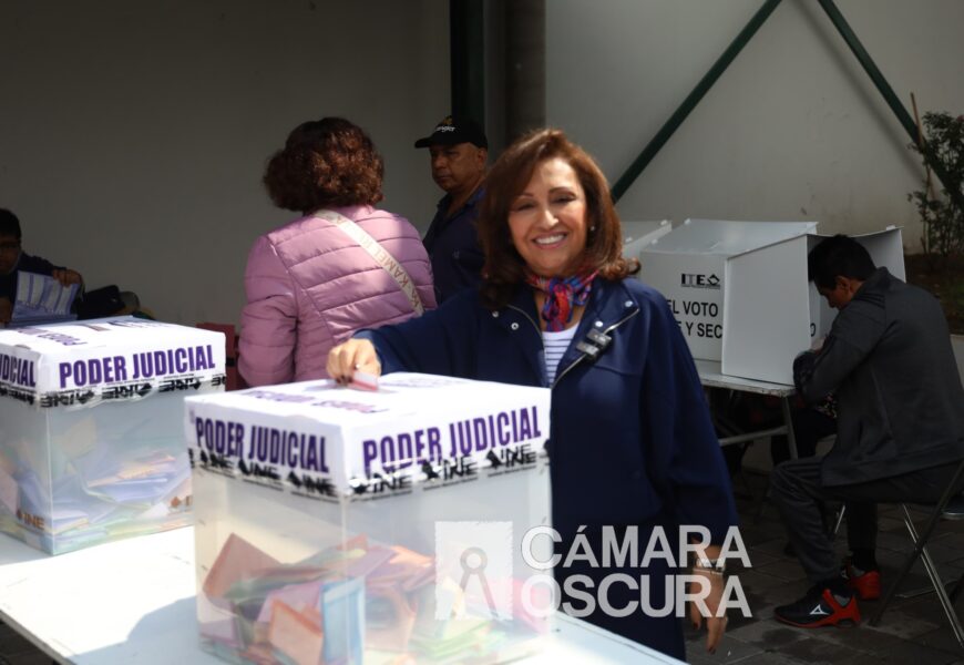 Gobernadora acude a emitir su voto en elección judicial
