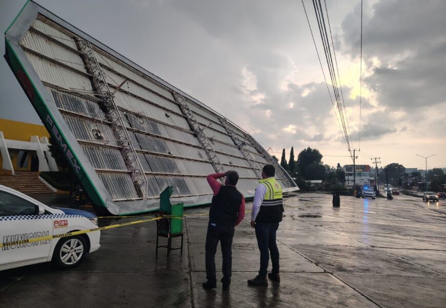 Colapso de techumbre en gasolinera de Tepeyanco